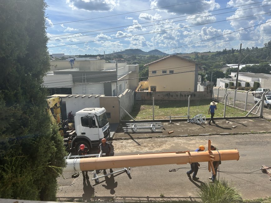 Torre de telefonia é retirada do bairro Agenor de Lima, em Guaxupé