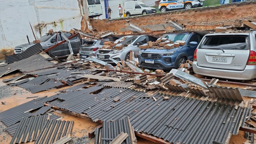 Desabamento de muro atinge veículos em Itajubá
