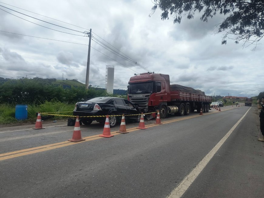 Passageira morre em colisão frontal entre carro e veículo de carga na rodovia MG-290