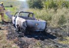 Veículo fica totalmente destruído após incêndio