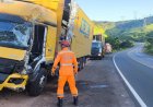 Porta de caminhão é arrancada após violenta colisão frontal na BR-491