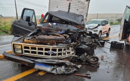 Grave acidente na MGC-491 envolve três veículos e deixa vítima presa às ferragens