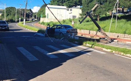 Bombeiros de Guaxupé atuam em colisão de veículo com poste com risco de eletrocução