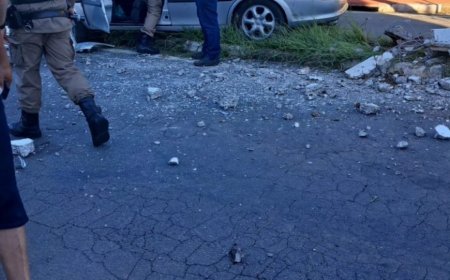 Condutor que bateu veículo em poste de avenida em Guaxupé foi preso por estar embriagado