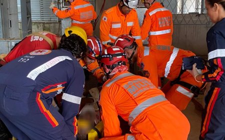 Bombeiros resgatam homem que caiu em fosso de elevador de grãos e ficou gravemente ferido
