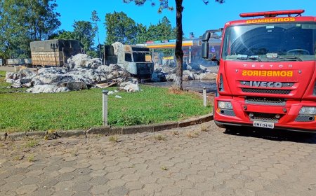Carreta estacionada em posto pega fogo e metade da carga de algodão é salva pelo Corpo de Bombeiros na MGC-491