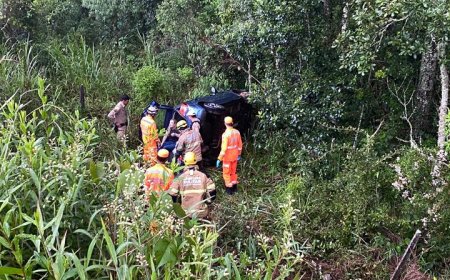 Devido às fortes chuvas, condutora capota veículo próximo ao campus da Unifal, em Poços de Caldas