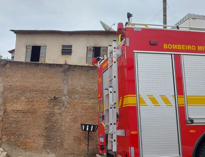 Moradora surtada ateia fogo em móveis da própria residência no Sul de Minas