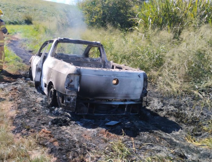 Veículo fica totalmente destruído após incêndio