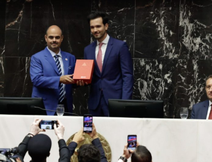 Mateus Simões é empossado governador de Minas Gerais após renúncia de Romeu Zema