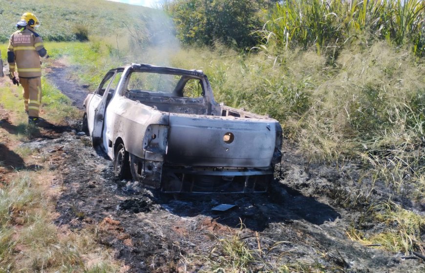 Veículo fica totalmente destruído após incêndio