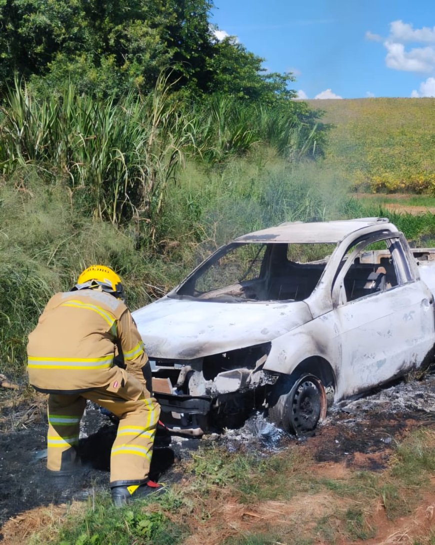 Veículo fica totalmente destruído após incêndio