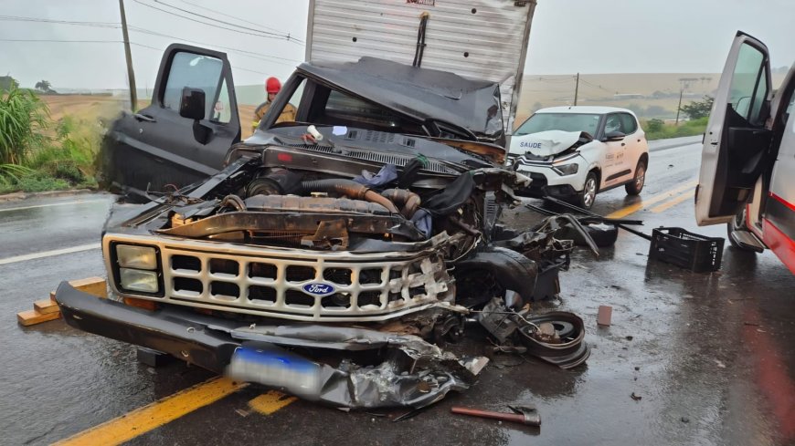 Grave acidente na MGC-491 envolve três veículos e deixa vítima presa às ferragens