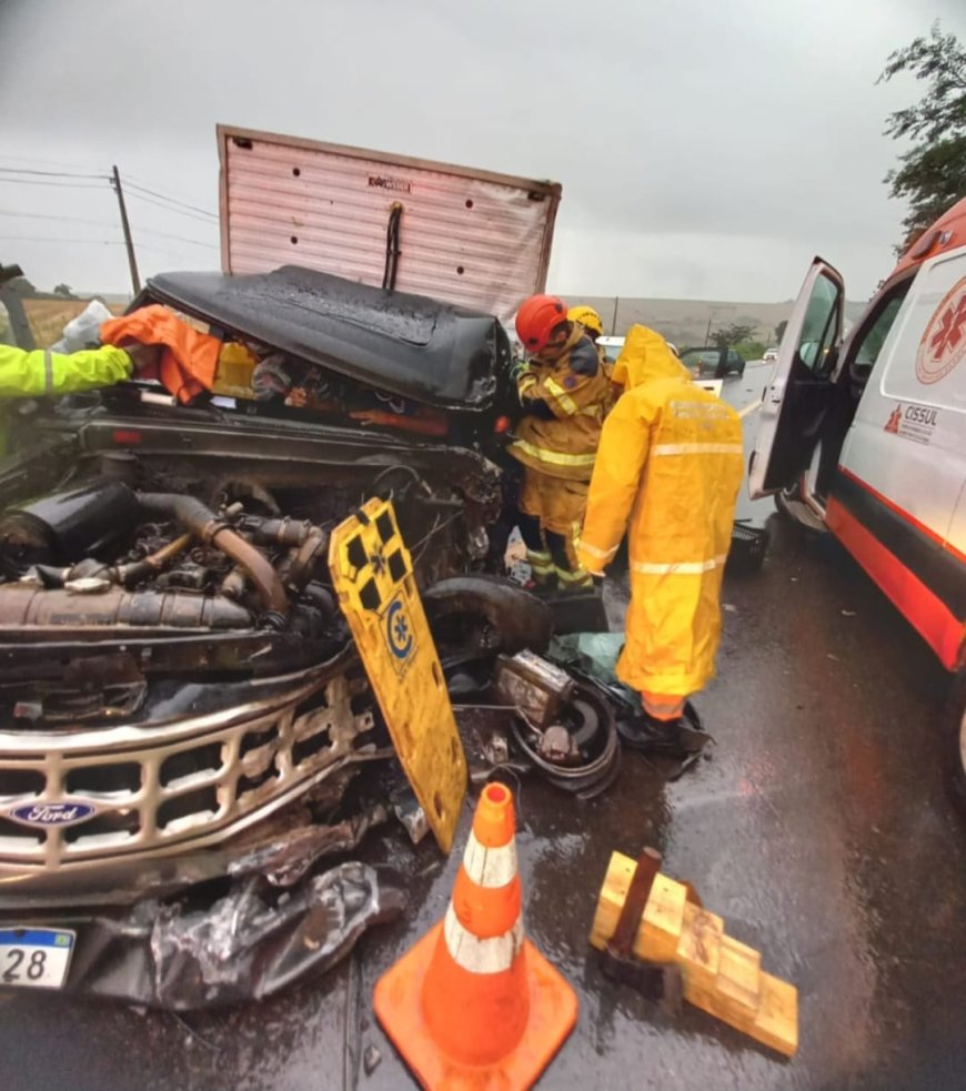 Grave acidente na MGC-491 envolve três veículos e deixa vítima presa às ferragens