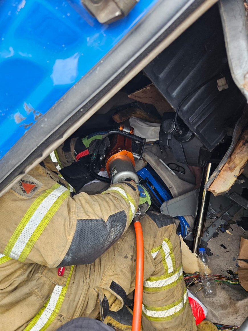Mulher morre após capotamento de caminhão carregado com cal na rodovia BR-381