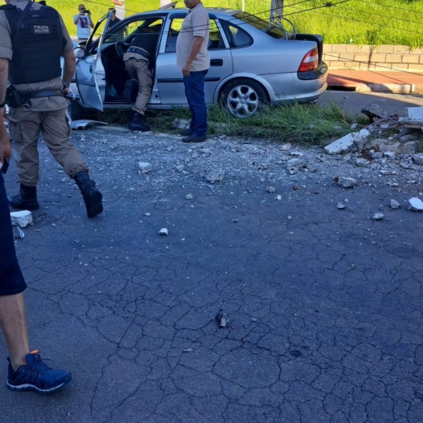 Bombeiros de Guaxupé atuam em colisão de veículo com poste com risco de eletrocução