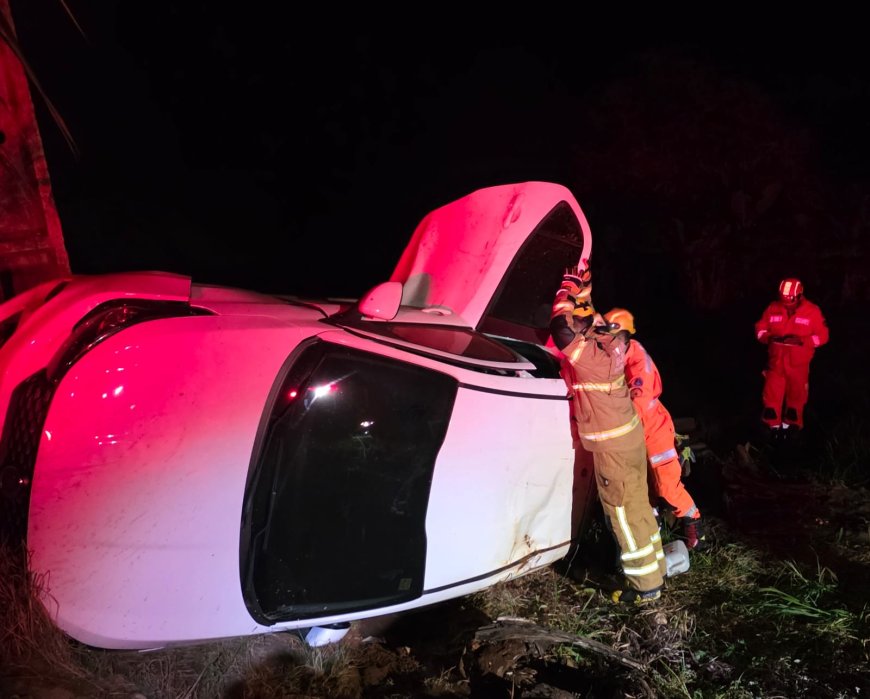 Capotamento de veículo deixa pessoas feridas na rodovia MGC-491