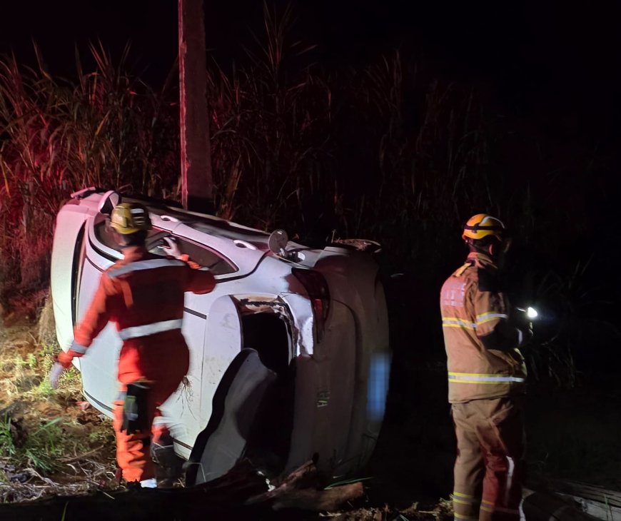 Capotamento de veículo deixa pessoas feridas na rodovia MGC-491