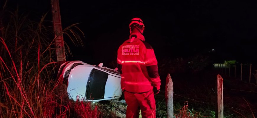 Capotamento de veículo deixa pessoas feridas na rodovia MGC-491