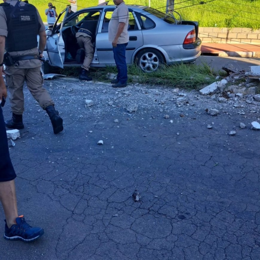 Condutor que bateu veículo em poste de avenida em Guaxupé foi preso por estar embriagado