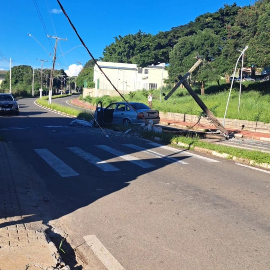 Condutor que bateu veículo em poste de avenida em Guaxupé foi preso por estar embriagado