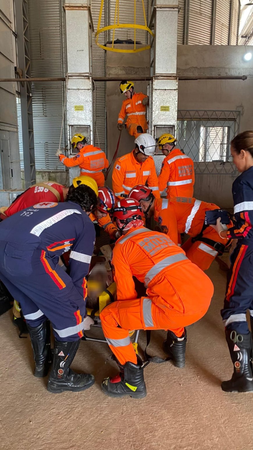 Bombeiros resgatam homem que caiu em fosso de elevador de grãos e ficou gravemente ferido