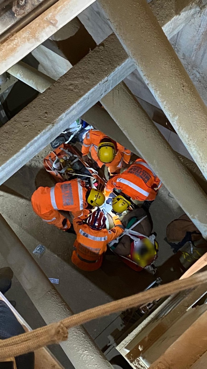 Bombeiros resgatam homem que caiu em fosso de elevador de grãos e ficou gravemente ferido