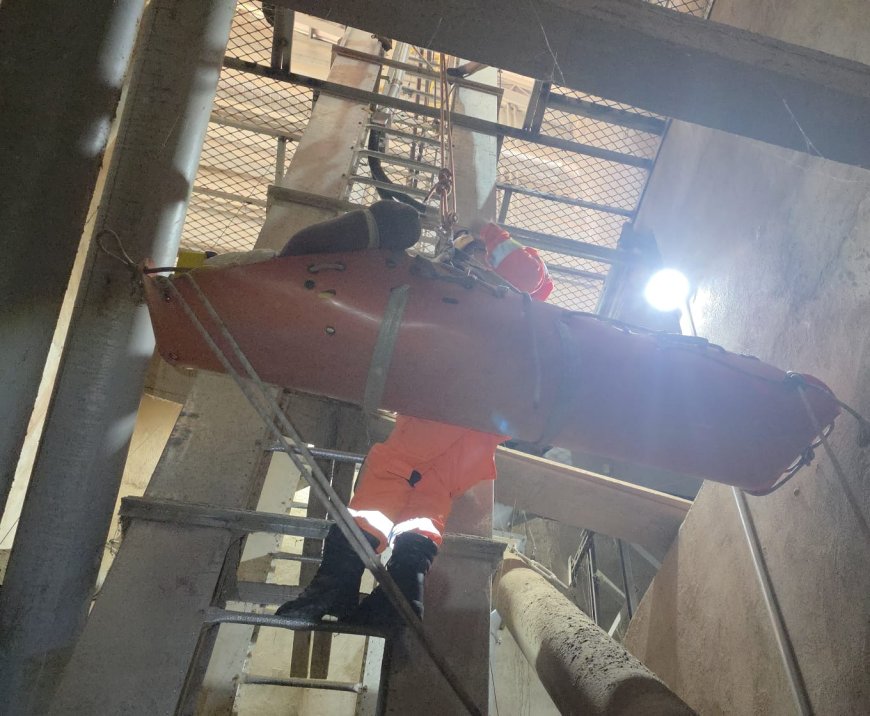 Bombeiros resgatam homem que caiu em fosso de elevador de grãos e ficou gravemente ferido