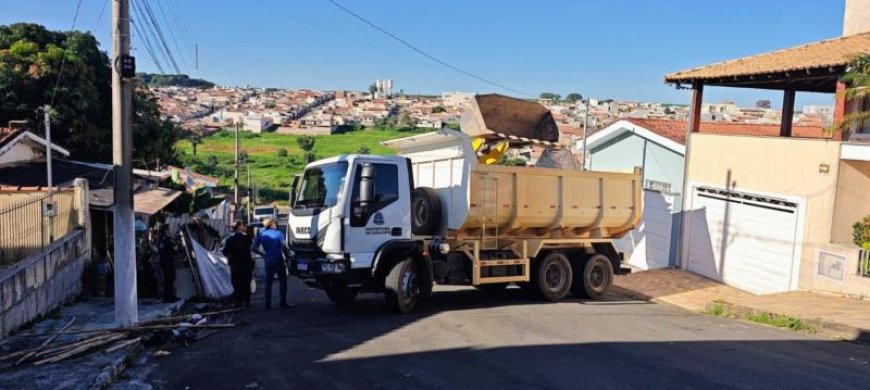 Através de ação judicial, cinco caminhões de lixo são retirados de residência em Guaxupé