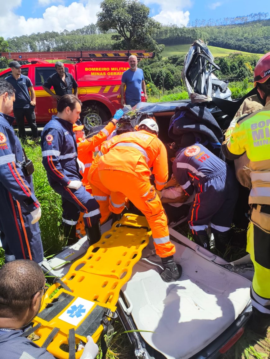 Condutora fica presa às ferragens após veículo capotar várias vezes na rodovia BR-267