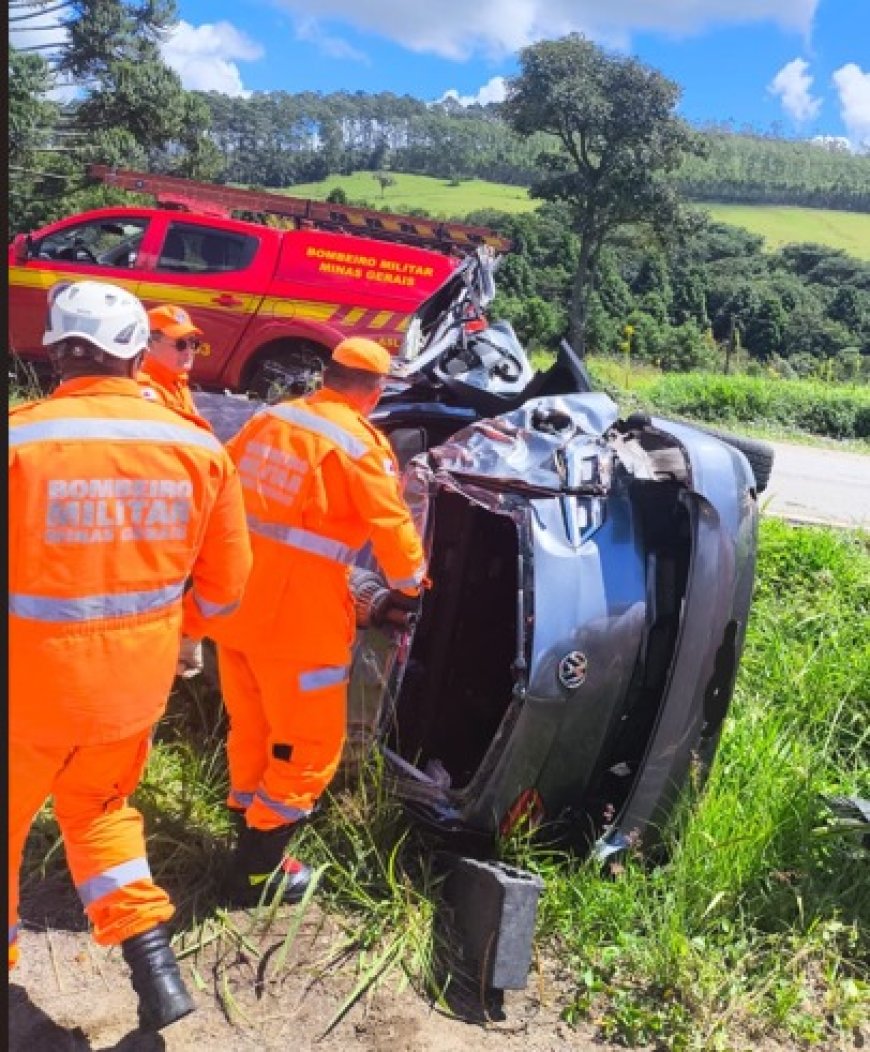 Condutora fica presa às ferragens após veículo capotar várias vezes na rodovia BR-267