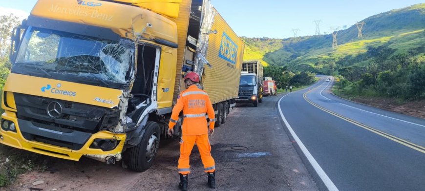 Porta de caminhão é arrancada após violenta colisão frontal na BR-491