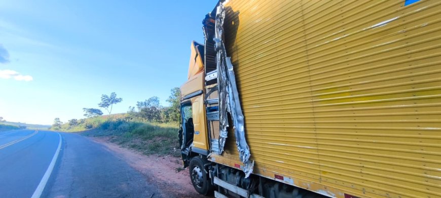 Porta de caminhão é arrancada após violenta colisão frontal na BR-491
