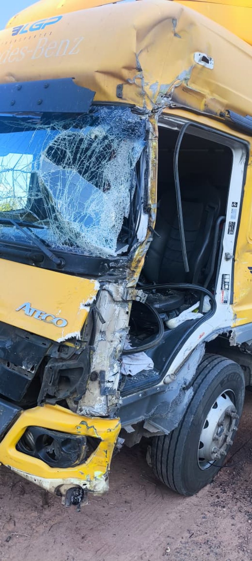 Porta de caminhão é arrancada após violenta colisão frontal na BR-491