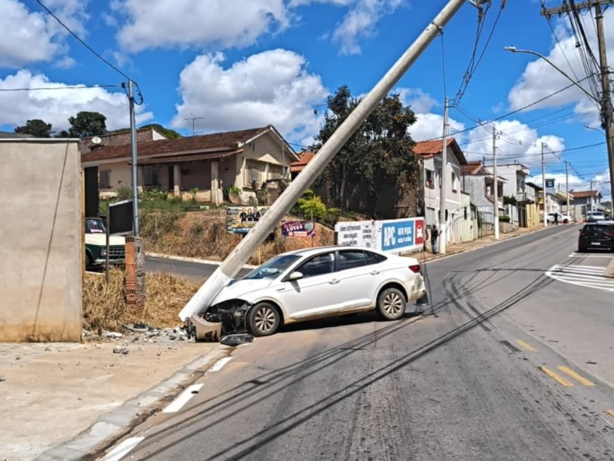 Em Guaxupé, mulher sofre mal súbito e bate veículo em poste