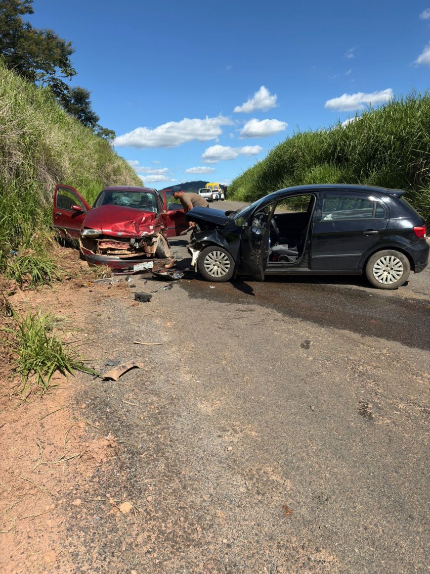 Desnível na pista causa colisão entre veículos na LMG-880, deixando seis pessoas feridas