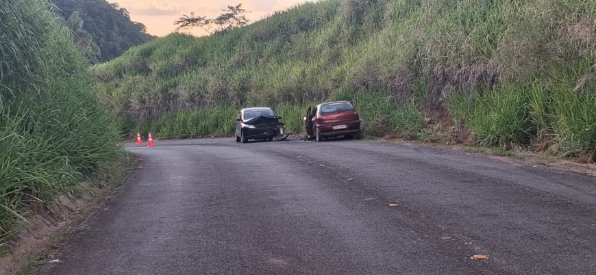 Desnível na pista causa colisão entre veículos na LMG-880, deixando seis pessoas feridas
