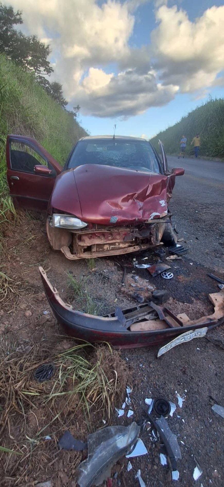 Desnível na pista causa colisão entre veículos na LMG-880, deixando seis pessoas feridas