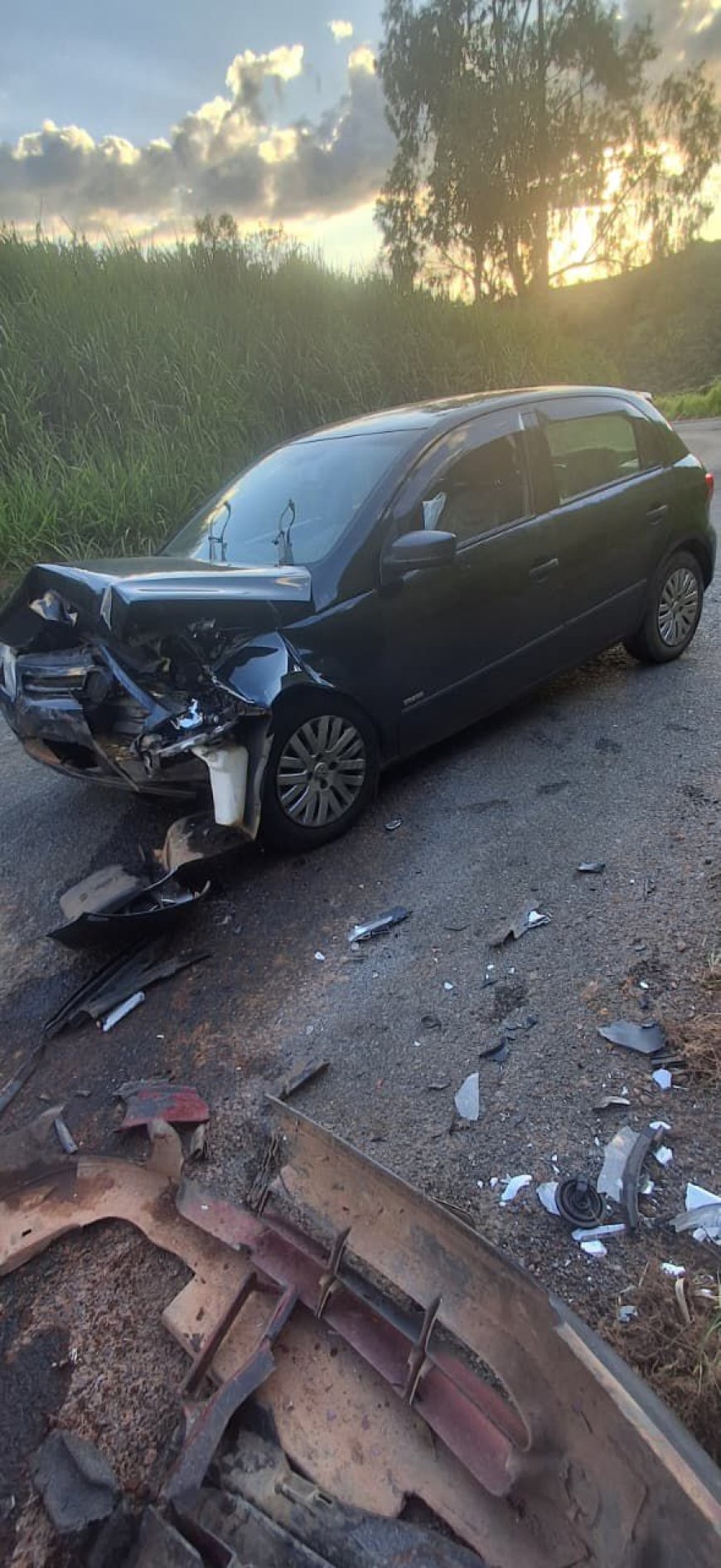 Desnível na pista causa colisão entre veículos na LMG-880, deixando seis pessoas feridas