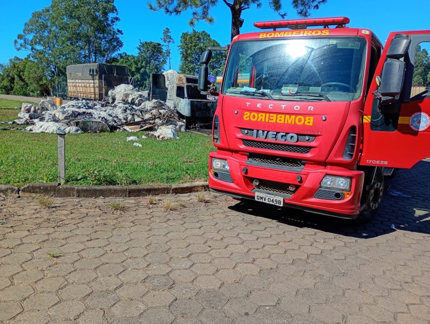 Carreta estacionada em posto pega fogo e metade da carga de algodão é salva pelo Corpo de Bombeiros na MGC-491