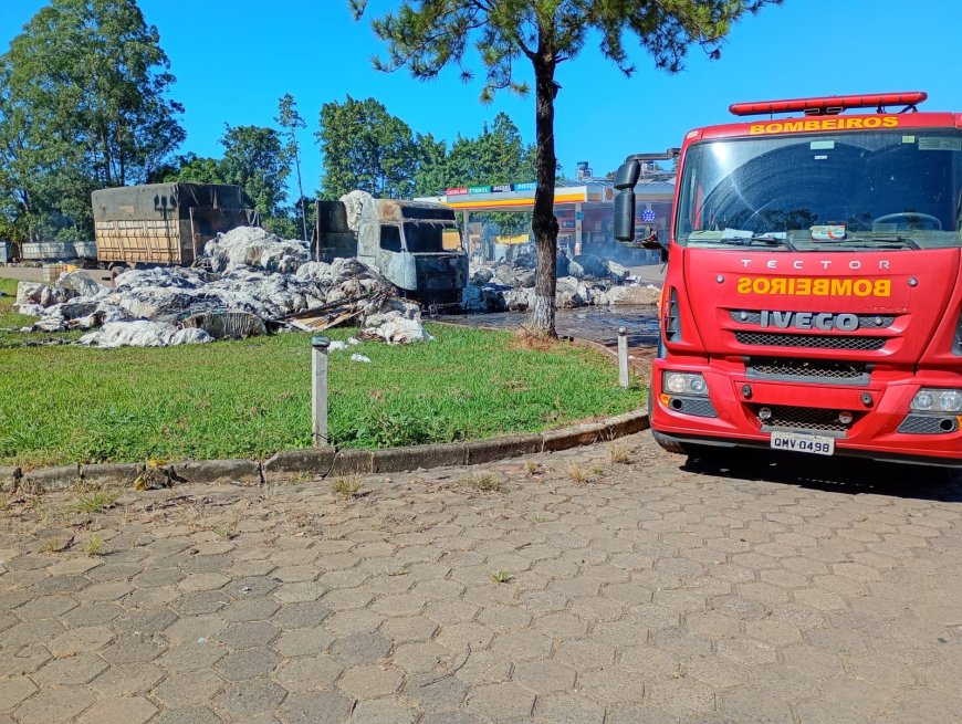 Carreta estacionada em posto pega fogo e metade da carga de algodão é salva pelo Corpo de Bombeiros na MGC-491