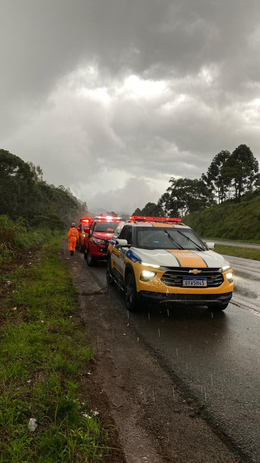 Devido às fortes chuvas, condutora capota veículo próximo ao campus da Unifal, em Poços de Caldas