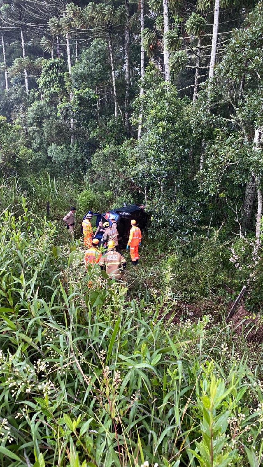 Devido às fortes chuvas, condutora capota veículo próximo ao campus da Unifal, em Poços de Caldas