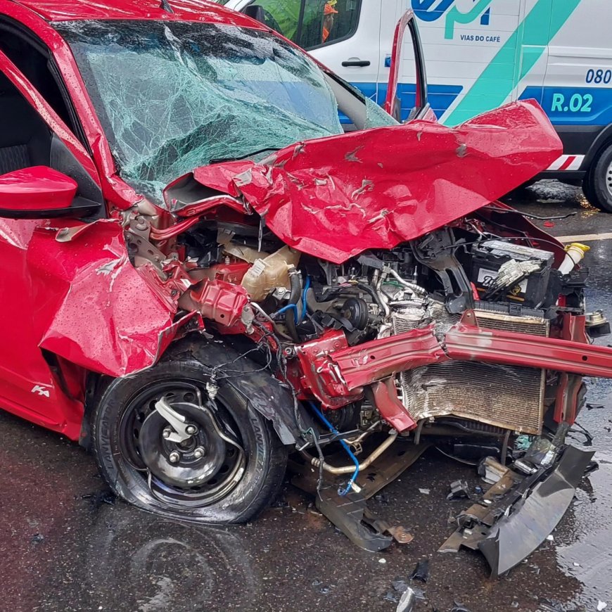 Motorista perde o controle do veículo devido às fortes chuvas e colide com outro na BR-491, entre Guaxupé e Juruaia
