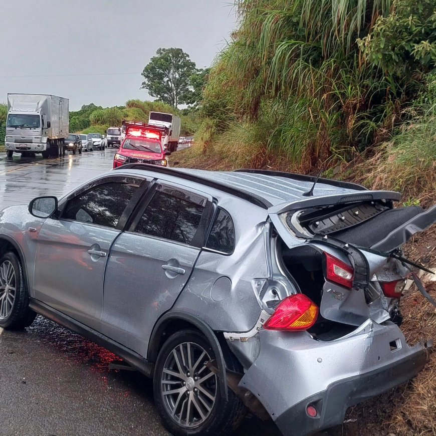 Motorista perde o controle do veículo devido às fortes chuvas e colide com outro na BR-491, entre Guaxupé e Juruaia