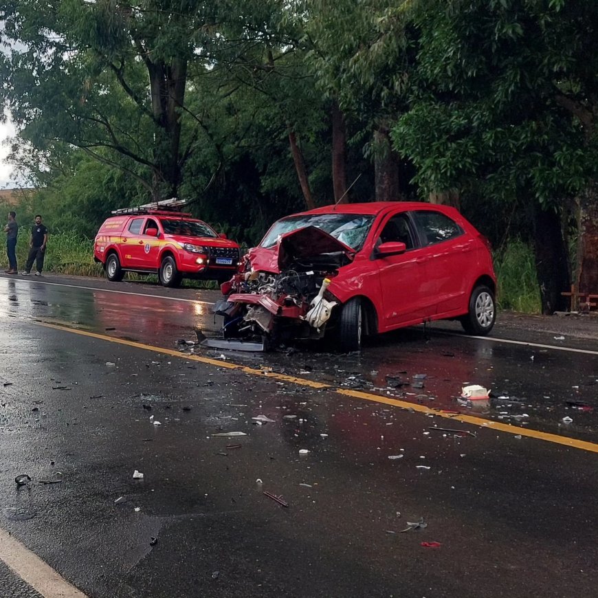 Motorista perde o controle do veículo devido às fortes chuvas e colide com outro na BR-491, entre Guaxupé e Juruaia