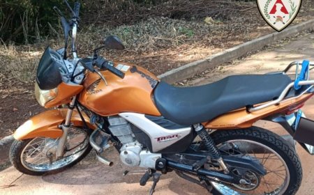 Motocicleta furtada de residência é localizada em lote vazio e autor de 18 anos é preso em flagrante