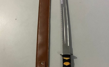 Homem tenta esconder espada dentro de bar, mas é abordado pela PM em Monte Belo