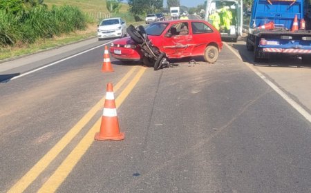 Com a visão ofuscada pelo sol, condutor não avista motocicleta e bate em sua lateral na BR-459