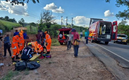 Motociclista tenta ultrapassar carreta na MGC-369, mas acaba batendo na lateral do veículo